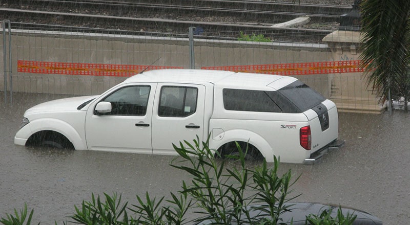 затопленный автомобиль