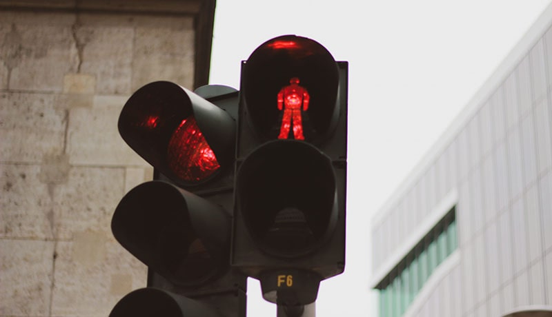 красный сигнал пешеходного светофора