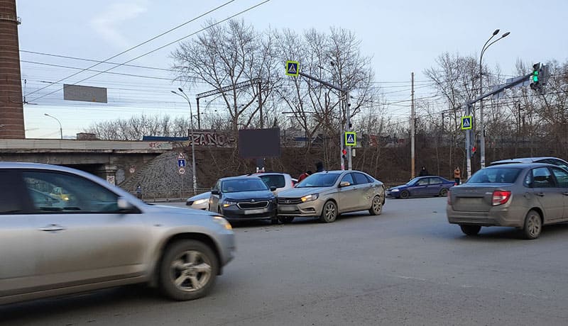 дтп посреди перекрестка
