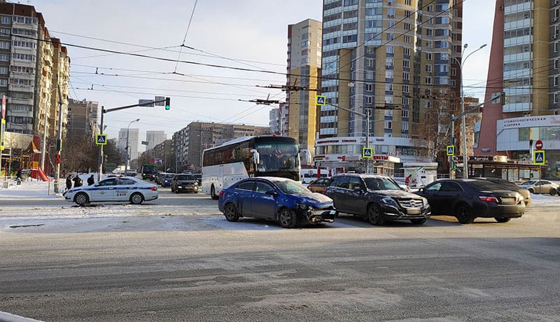 автомобильная авария на дороге