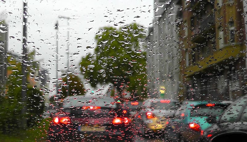 стекло автомобиля в каплях дождя