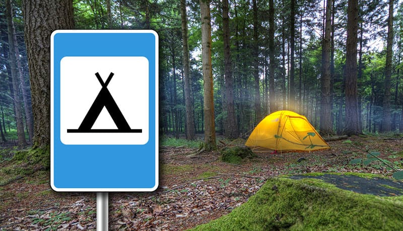 дорожный знак кемпинг и палатка в лесу