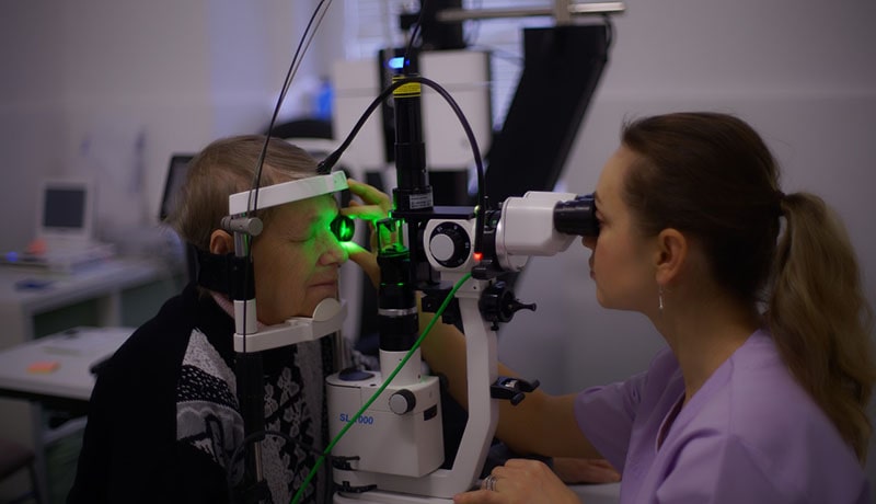офтальмолог осматривает пациента