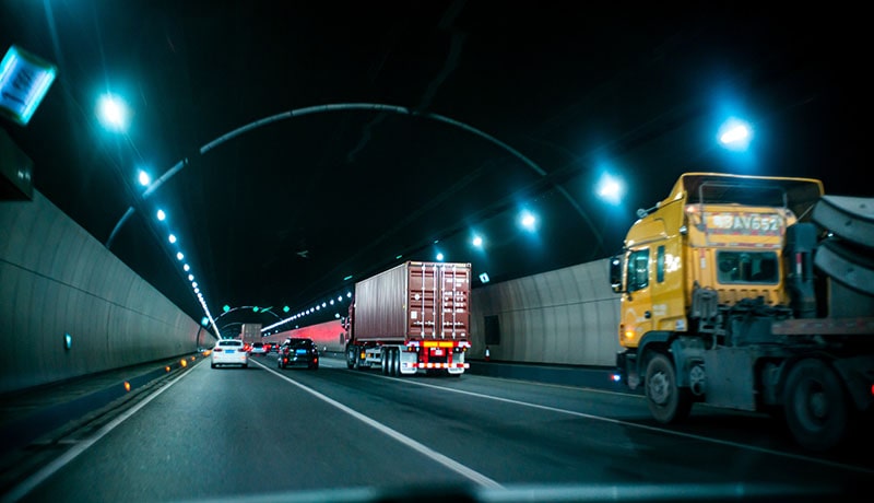 грузовики в тоннеле