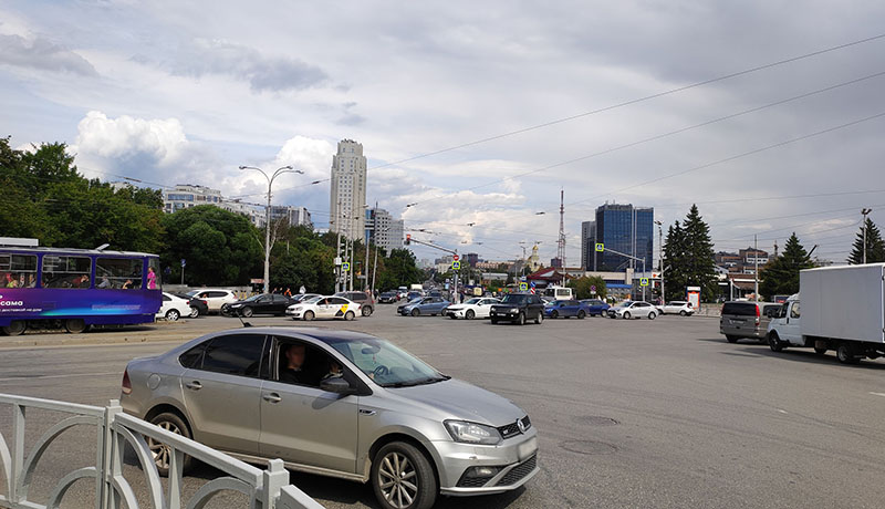 городской перекресток с автомобилями