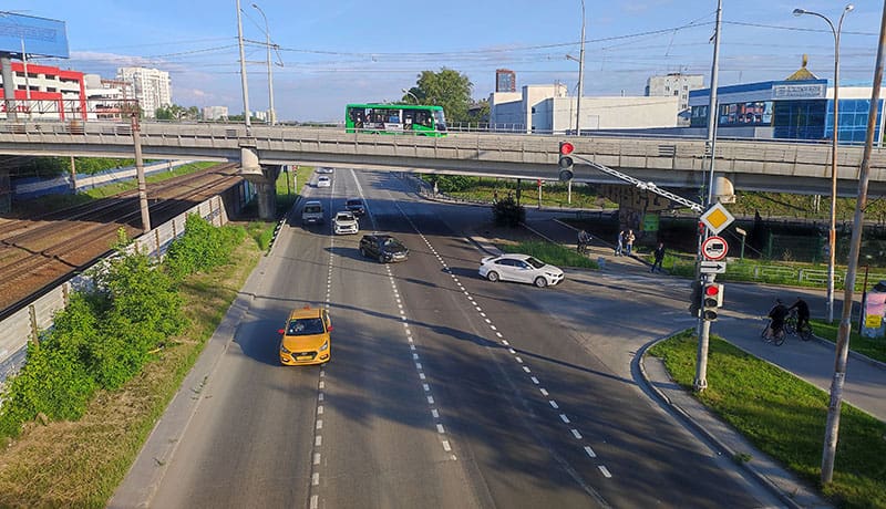 автомобильный мост над дорогой