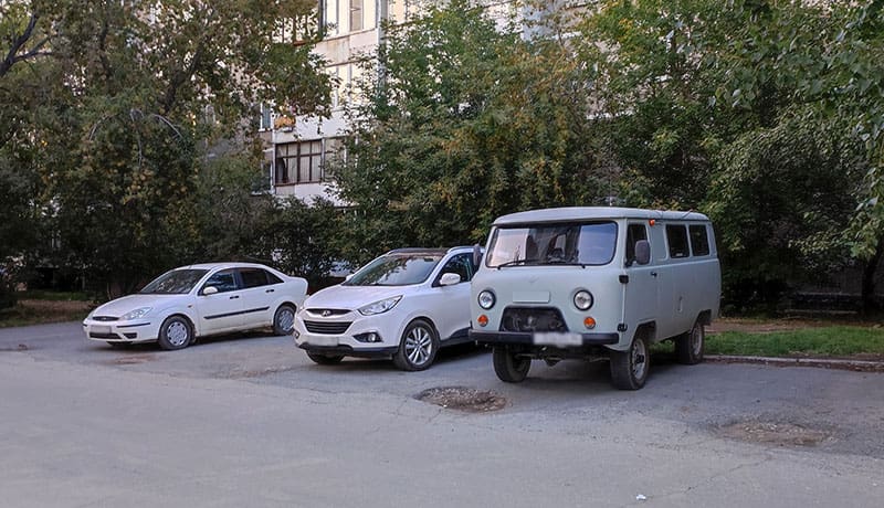 автомобили припаркованные во дворе