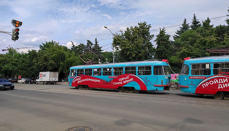 голубой трамвай едет по улице