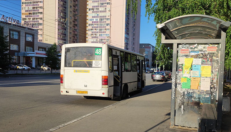 на автобусной остановке стоит автобус