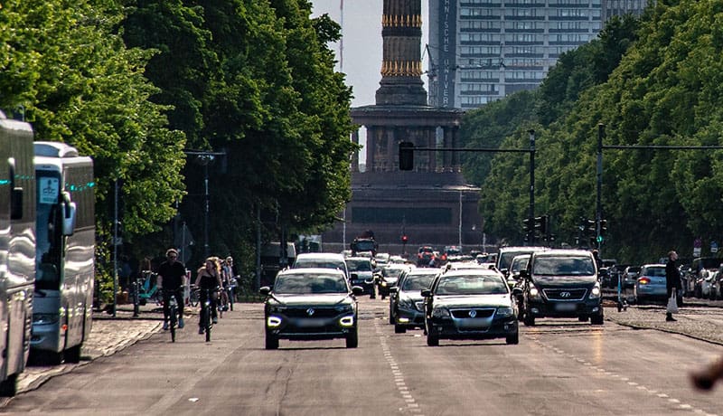 автомобильный поток на дороге города