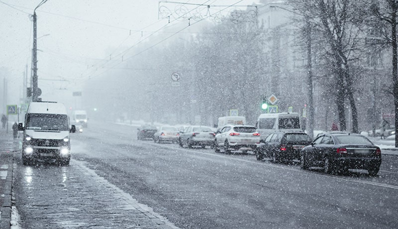 заснеженная городская улица с машинами