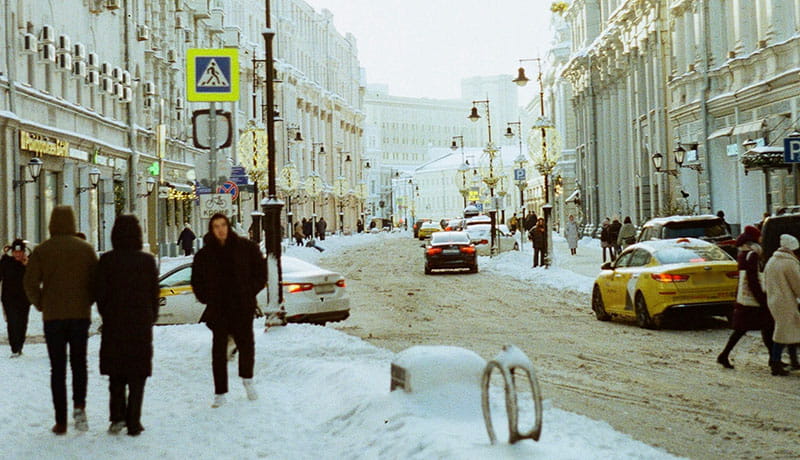 заснеженная улица в москве