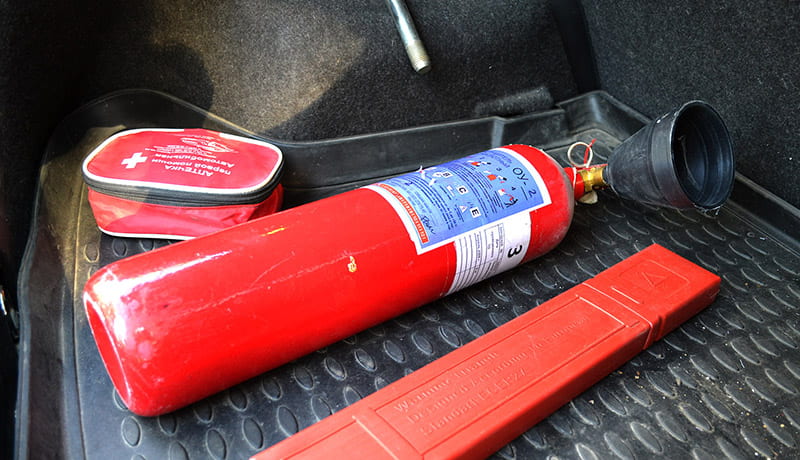 аптечка, огнетушитель и знак аварийной остановки лежат в багажнике