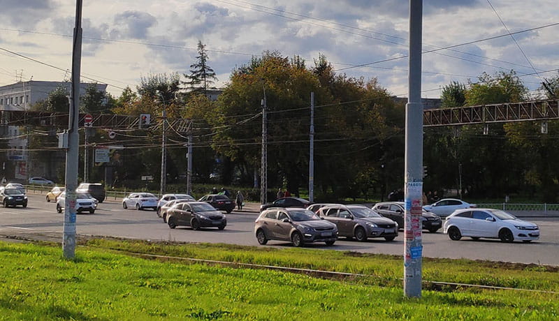 автомобили на трассе в россии
