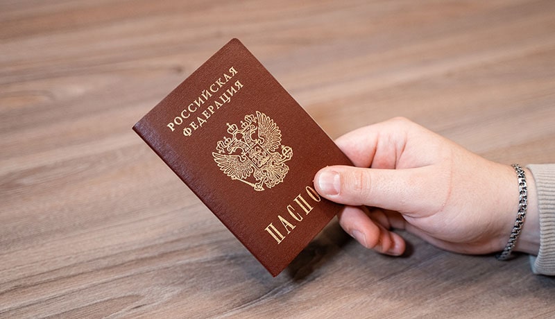 российский паспорт в руке