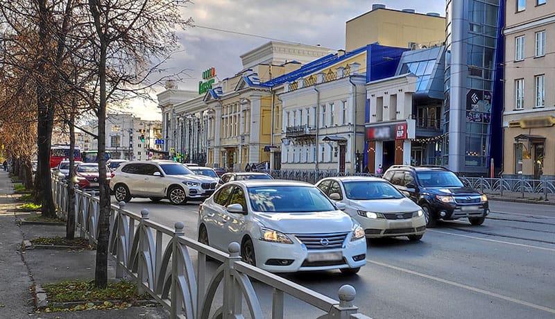 автомобили на дороге осенью