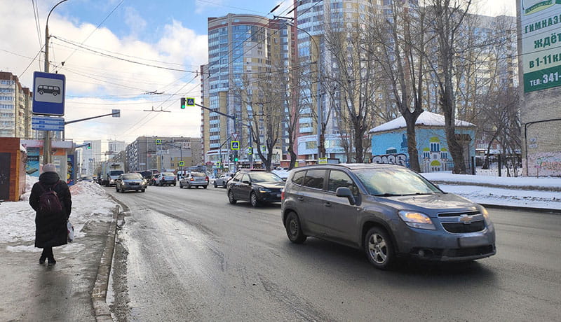 заснеженная дорога города с автомобилями