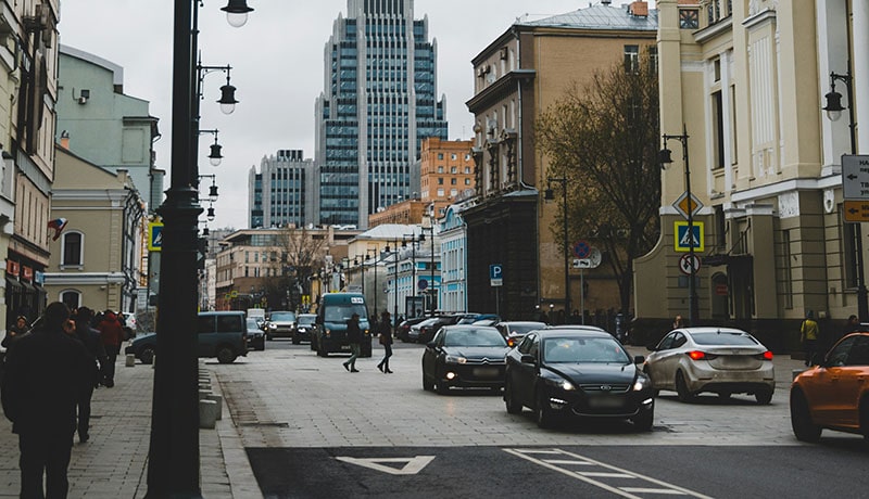 дорога с автомобилями в москве
