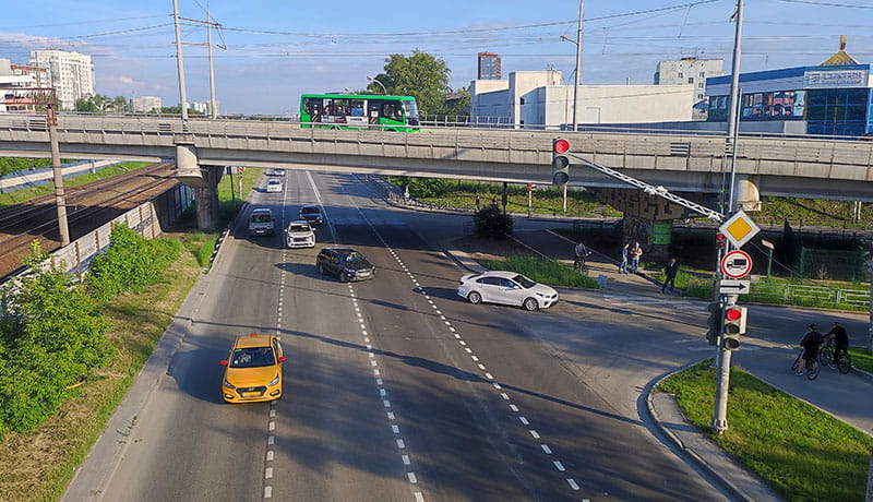 автомобили на дороге под мостом