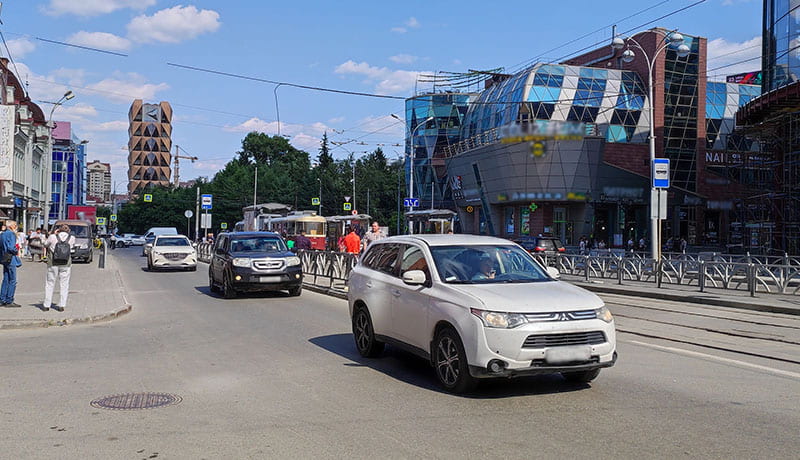 автомобили на дороге в центре города