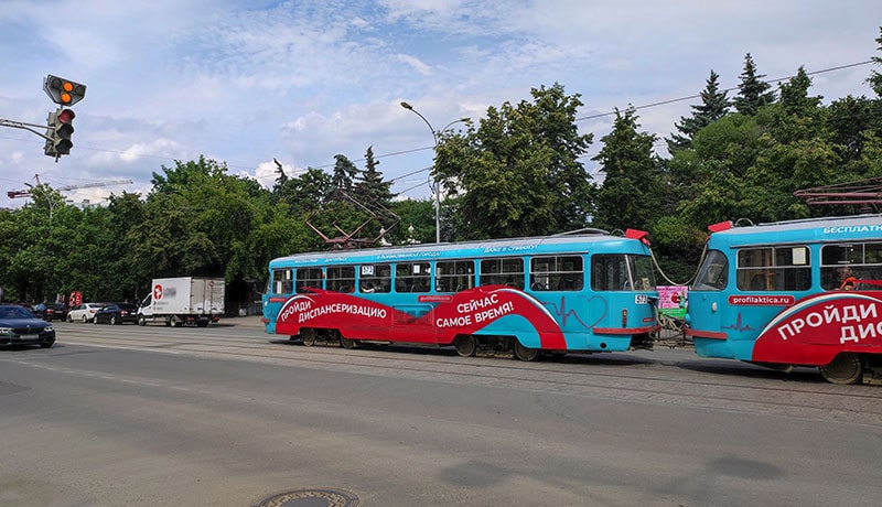 трамвай на городской дороге