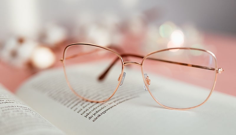 очки лежат на книгу