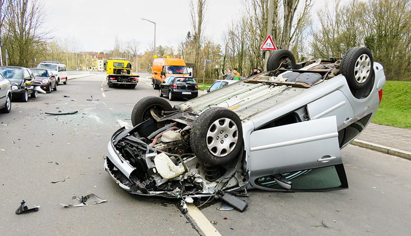 белый автомобиль перевернулся в дтп