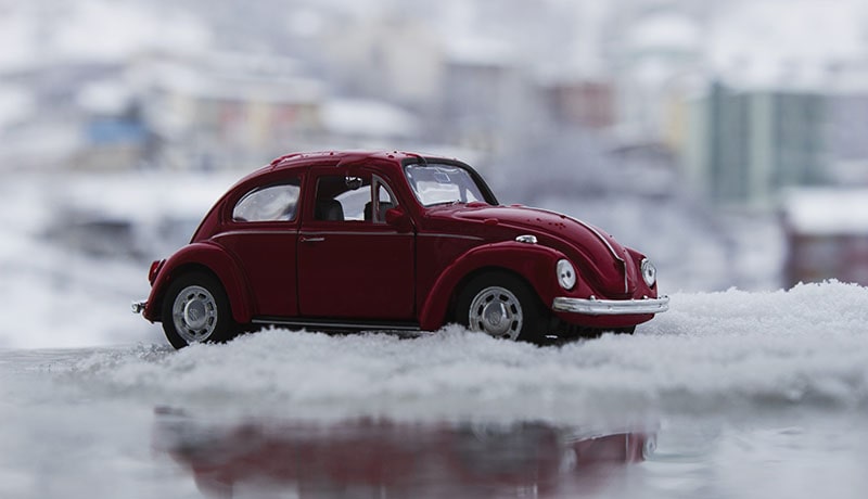 игрушечный автомобиль стоит на снегу