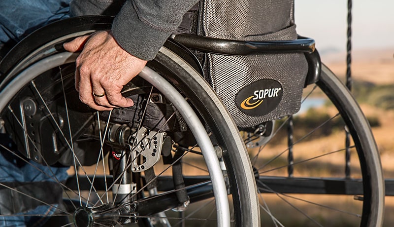 инвалид на инвалидной коляске