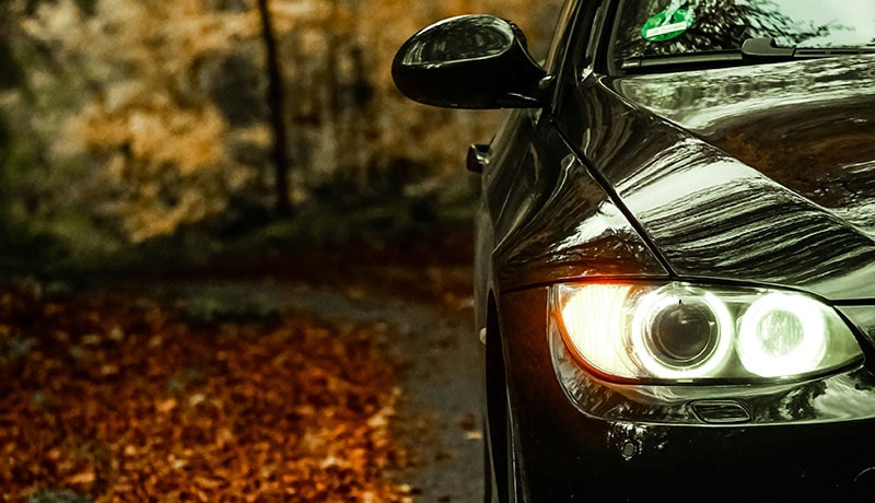 автомобиль крупным планом осенью