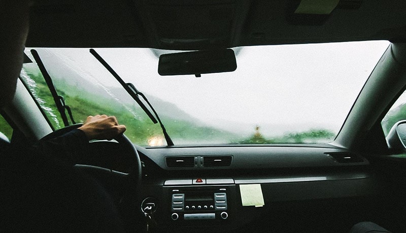 дворники убирают воду с лобового стекла