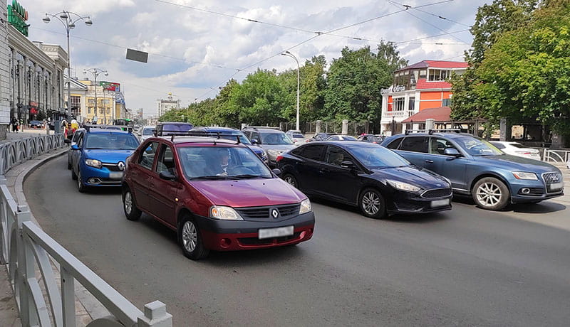 авто на дороге города