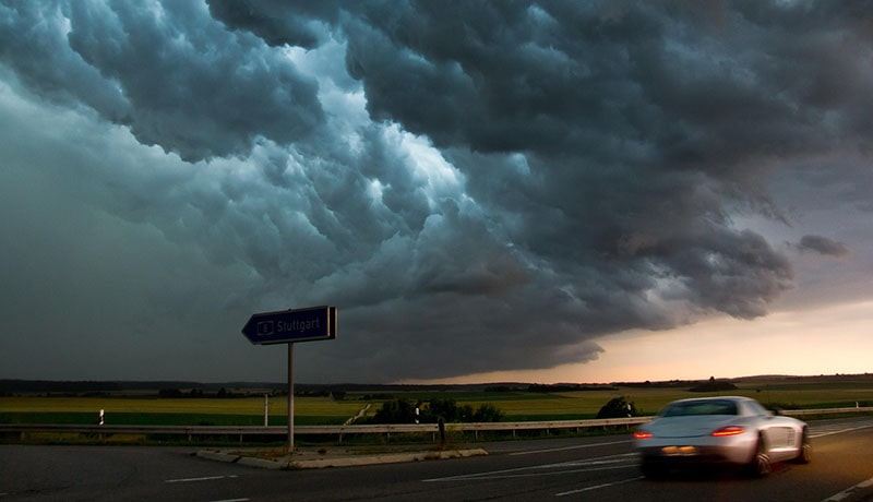 грозовые тучи и автомобиль
