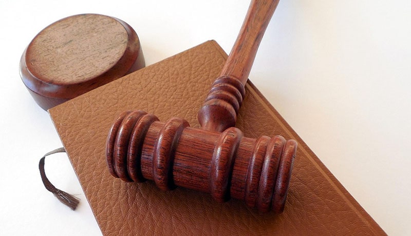 молоток судьи и книга