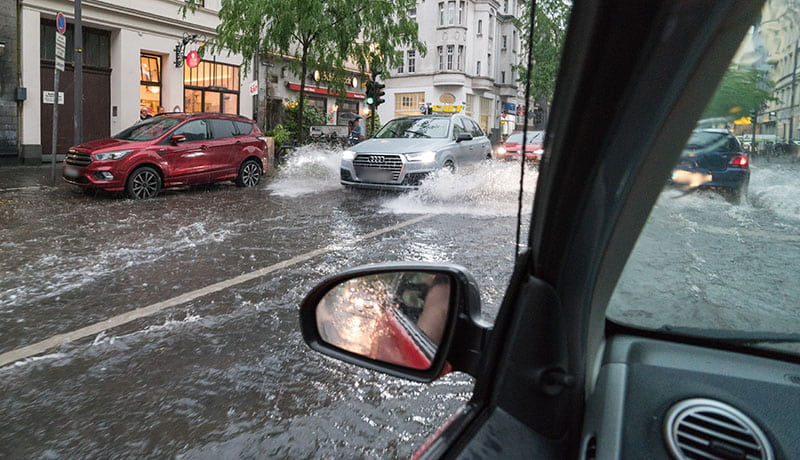 затопленная улица города с автомобилями