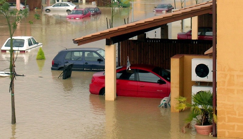 затопленные автомобили во дворе