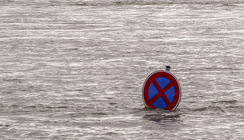 затопленный дорожный знак