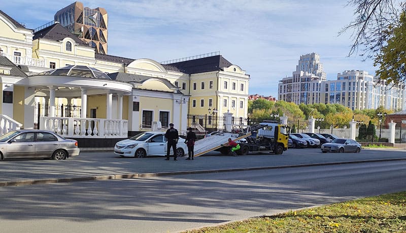 эвакуатор грузит автомобиль