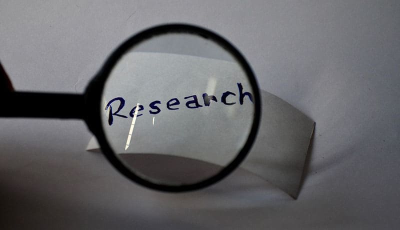 лупа и лист бумаги