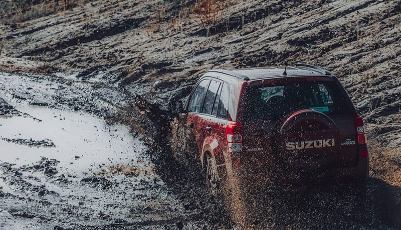 машина едет по бездорожью в грязи