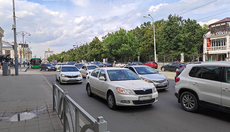 автомобили на дороге города