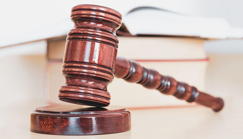 молоток судьи и книги