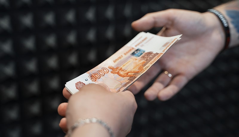 передача денег из рук в руки