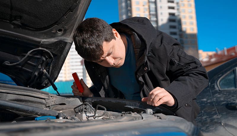 мужчина осматривает автомобиль