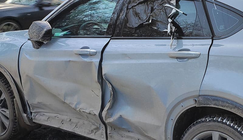 помятая дверь автомобиля