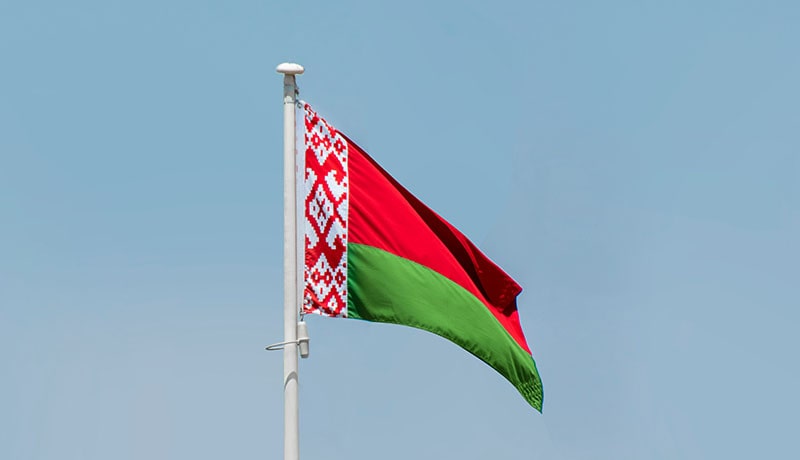 белорусский флан на фоне неба