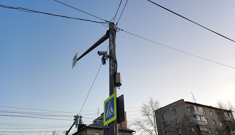 дорожная камера на столбе