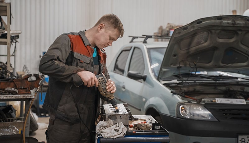 ремонт автомобиля в автомастерской