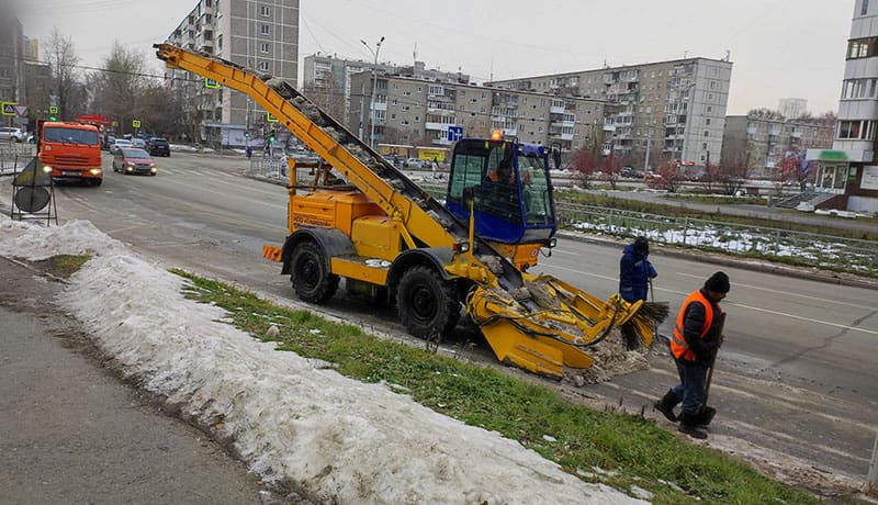 снегоуборочная машина и рабочие