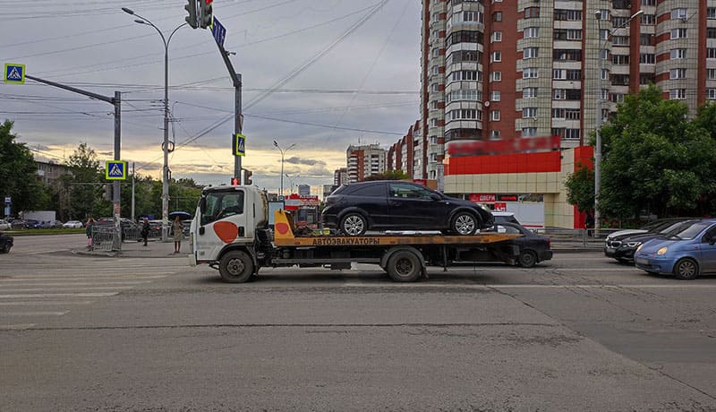 эвакуатор везет автомобиль